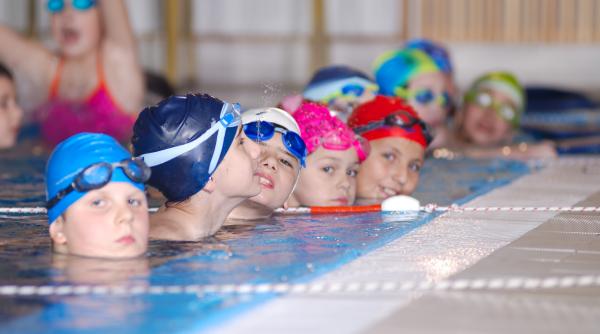 10 lucruri pe care Harvard vrea să le știi înainte de a-ți înscrie copiii la cursuri de înot: „Fac diferența dintre siguranță și risc”