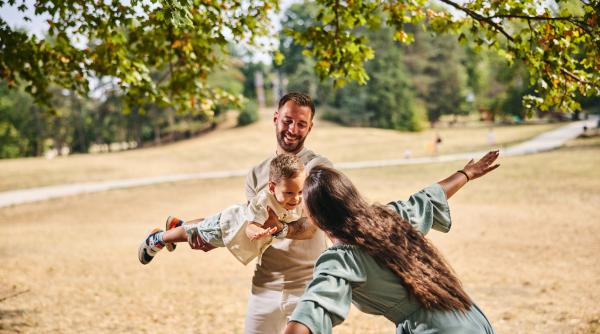 Semnele discrete prin care copilul tău îți arată că ești un părinte grozav. Psihologii le consideră definitorii