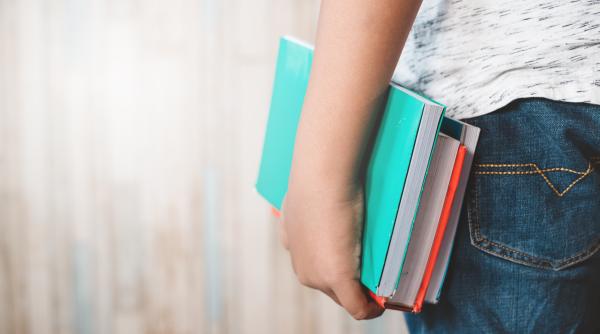 Elev dat afară din casă de părinți, după nota „prea mică” la examen