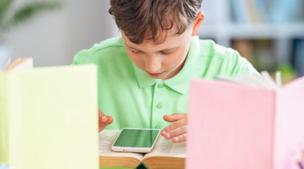 Olanda a interzis telefoanele mobile în școli. După un an, publică concluziile într-un raport al măsurii care a stârnit proteste. Ce au descoperit cercetătorii 