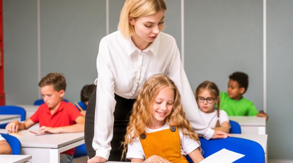 Copiii crescuți de părinți stricți au rezultate mai bune la școală, conform unui studiu britanic de amploare. Parentingul blând, tot mai promovat, pus la îndoială de cercetători