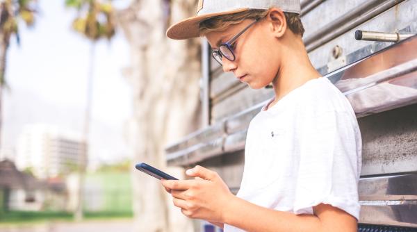 „KMS”, „POS” sau „FWB”: „Codurile” populare pentru adolescenți pe care orice părinte ar trebui să le cunoască. Unele pot semnala hărțuire, autovătămare sau riscuri serioase de sănătate mintală