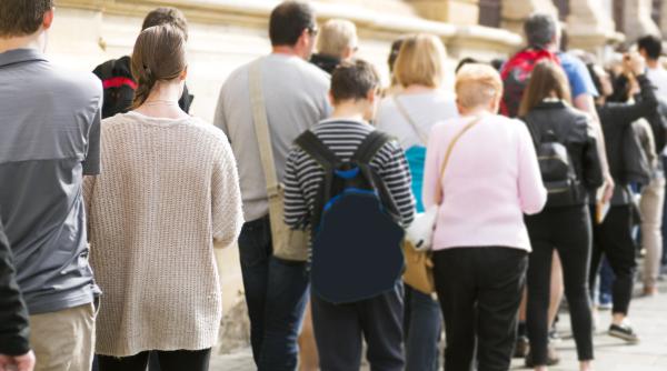 Mii de liceeni și studenți își caută un loc de muncă, după tăierea burselor! Studiu: Majoritatea preferă joburi de 2 ore pe zi, după școală, în agricultură, curățenie sau livrări