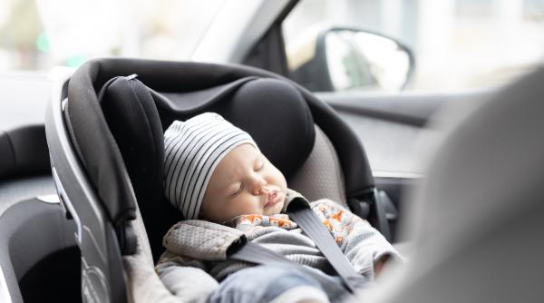 Neglijență fatală: Un băiețel de un an a murit după ce a fost uitat în mașină de tatăl său