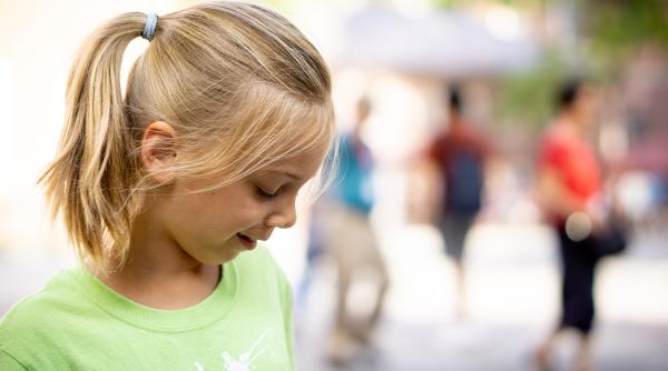 Semnele care arată că un copil e un „people-pleaser”. E cuminte, politicos și prea atent cu toată lumea? Ar trebui să te pună pe gânduri aceste comportamente!