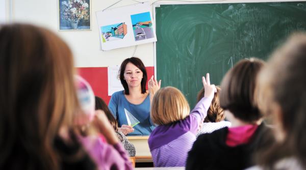 Profesorii din școli trag din nou lozul prost! Norma didactică crește doar pentru ei, prin Legea Bolojan. Universitățile scapă