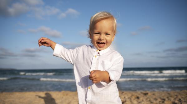 Trebuie să-i dăm apă bebelușului când e cald? Răspunsul pediatrului