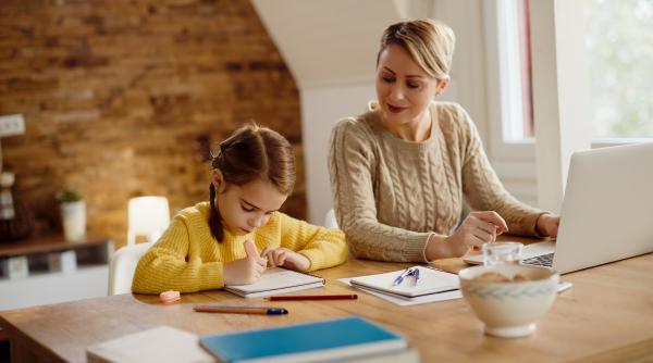 Studiile confirmă: sprijinul mamei contează pentru notele copilului