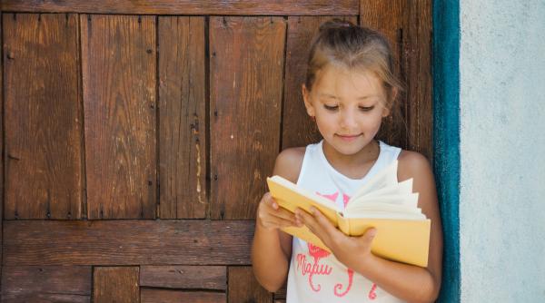 Cărți de citit vara pentru copii: lecturi care hrănesc imaginația și bucuria vacanței