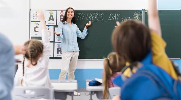 Ministrul Daniel David vrea să-i recompenseze pe profesorii dedicați. „Va trebui sa regândim gradațiile de merit, să facem diferența pe venit în funcție de cât de implicat este profesorul”