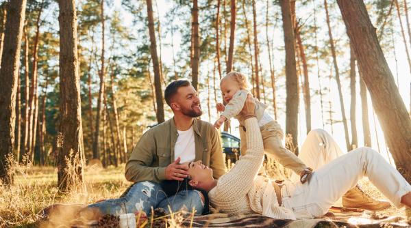 Așa arată părinții care își cresc copiii cu o atitudine pozitivă și le dezvoltă stima de sine: Lucrurile pe care le fac diferit de ceilalți