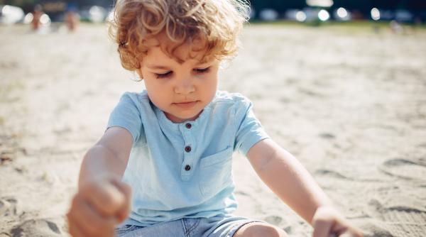 Ce riscă bebelușul dacă a mâncat nisip la plajă și ce poți face