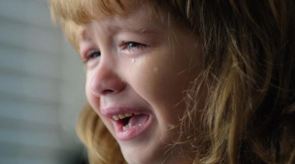 Scene de groază! O mamă, filmată în timp ce își supune fiica unor ritualuri de „exorcizare”