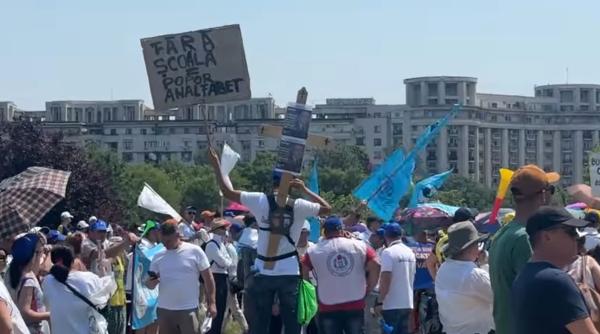 „Nemulțumirile sunt imense!” Profesorii anunță un protest „grandios” chiar în prima zi de școală: Hăncescu avertizează că pierderea a 15.000 de posturi înseamnă „dezastru” pentru sistemul de educație