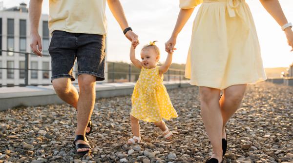 Părinții și bunicii, implorați de psihologi să NU ignore aceste comportamente ale copilului: „Este tentant să spui că e «doar prea mic»”