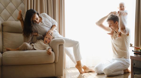 Cine sunt „mamele triste bej” și ce spun studiile despre efectul acestui stil asupra copiilor: „Există riscul să devină puțin stimulant și chiar deprimant”