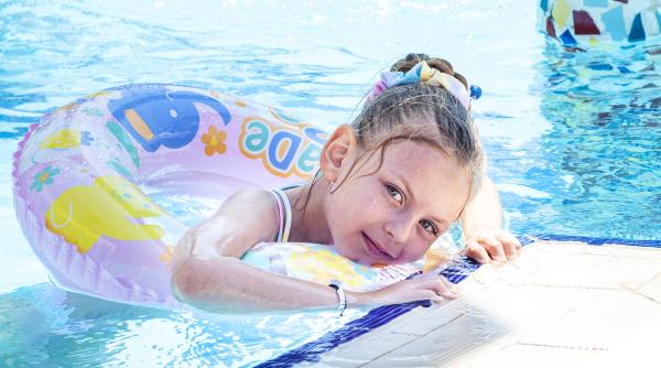 Infecția urechii în piscină la copii a devenit un „oaspete” nedorit în fiecare vară: Simptome și cum să o preveniți