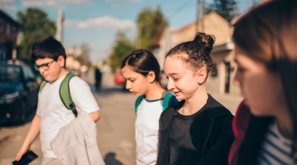 Sătui de dezamăgirile din politică, absolvenții de liceu se pun cu burta pe carte: „Toate acele știri m-au făcut să conștientizez nevoia de viziuni noi”