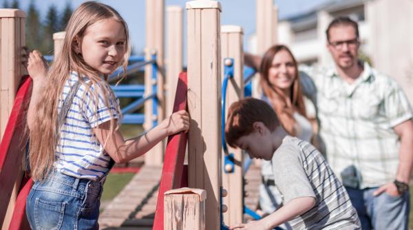 Greșeala nr. 1 pe care o fac părinții la locul de joacă, potrivit unui expert: „Poate duce la accidentări serioase!”