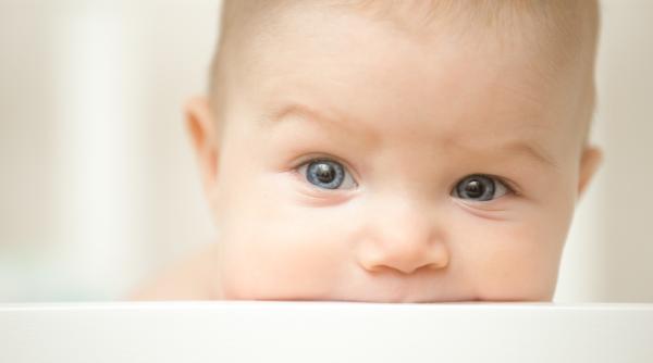 De ce se schimbă culoarea ochilor la nou-născuți