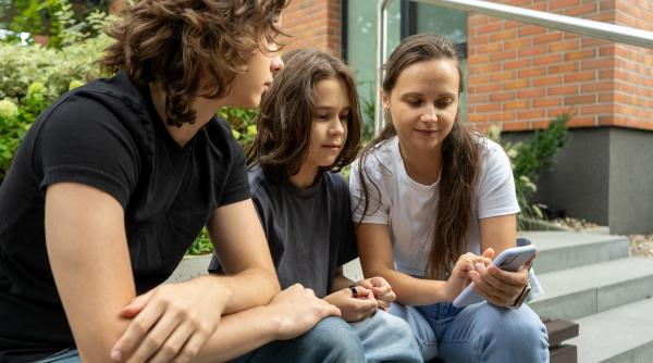 TikTok vine cu 3 funcții noi pentru protejarea copiilor. Părinții vor primi notificări directe