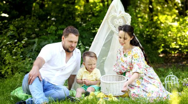 Ce greșeli au dispărut în parentingul din 2025: Tendințe pe care experții speră să le uităm