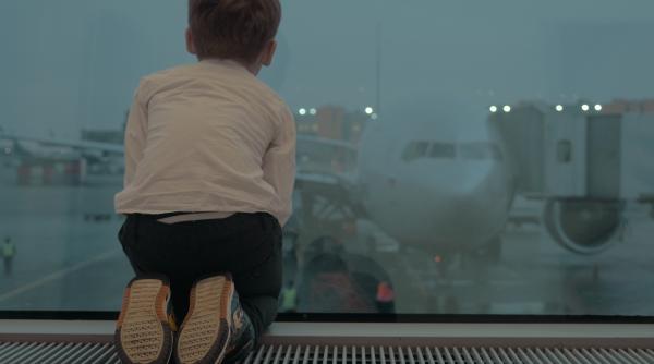 Copil de doar 10 ani, abandonat de părinți pe aeroportul din Barcelona pentru că pașaportul îi era expirat. Gestul lor revoltător a devenit viral pe TikTok