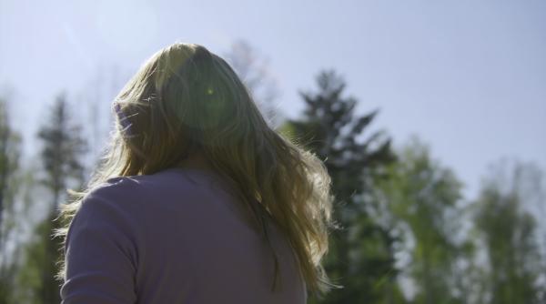 „Și-a pierdut mințile!” Mamă, criticată dur după ce și-a obligat copiii să mănânce resturi „ca animalele” într-un videoclip cu „sfaturi pentru părinți”