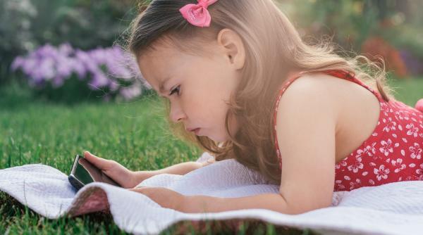 Avertisment dur pentru părinți de la cofondatorul YouTube, CEO-ul OpenAI și Elon Musk: „Acest tip de videoclip afectează dezvoltarea creierului copilului!”