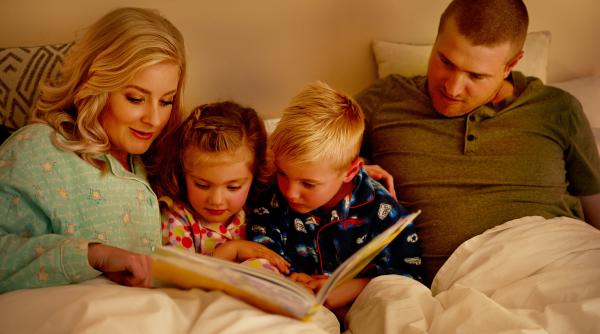 STUDIU: Copiii cărora li se citește o poveste înainte de culcare dezvoltă aceste 7 beneficii cognitive și au rezultate mai bune la școală