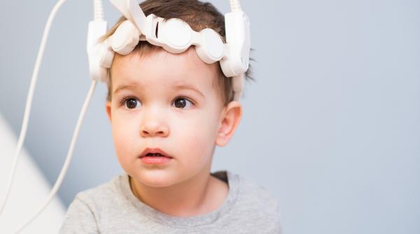 Părinții verifică la pediatru greutatea și înălțimea copiilor, dar în viitor ar putea urmări și dezvoltarea creierului. Proiect științific fără precedent!