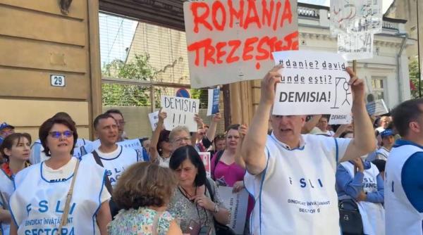 Sindicatele din educație protestează pentru a patra zi consecutiv la Ministerul Educației și Cercetării