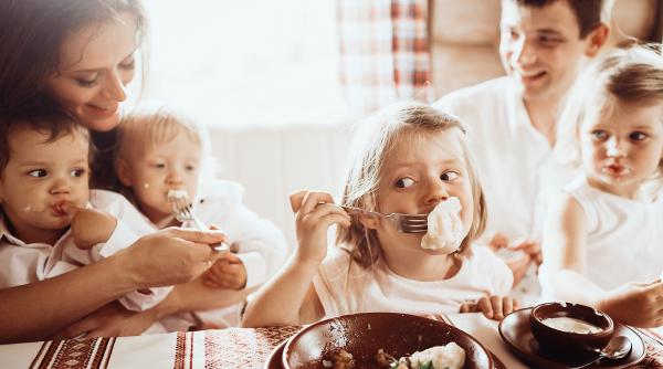 Cum să ai discuții semnificative cu copilul tău în timpul cinei: 5 întrebări-cheie