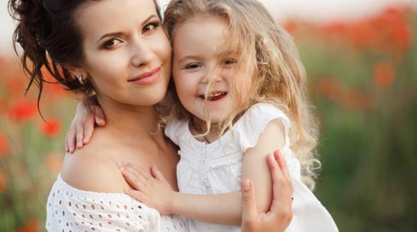 Mamele cu această „trăsătură enervantă” cresc fiice de succes. Un studiu a urmărit 15.500 de fete pe o perioadă de șase ani