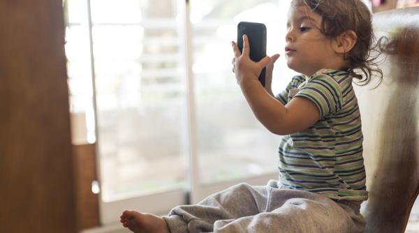 Părinți, nu vă panicați! Timpul petrecut sănătos în fața ecranelor pentru copii este posibil