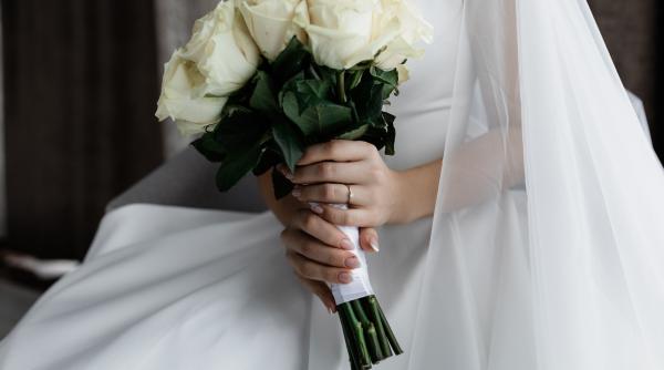 Moment stânjenitor la o nuntă! Mirele rostește numele fostei iubite în timpul ceremoniei