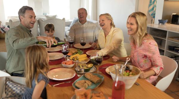 Părinții tăi te-au crescut cum trebuie dacă faci aceste 4 lucruri când ești invitat la cineva acasă