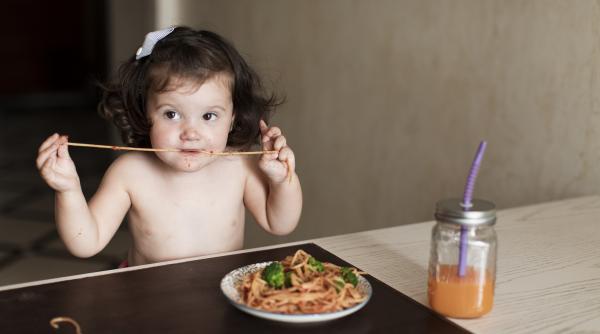 Nu doar moștenirea genetică contează: ce influență are mama asupra greutății copilului