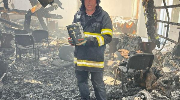 MINUNE: O Biblie a rămas intactă în urma unui incendiu care a făcut scrum o biserică 