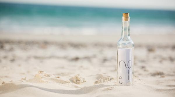 O fetiță a găsit o sticlă aruncată în mare în 2018 și descoperă un mesaj surprinzător