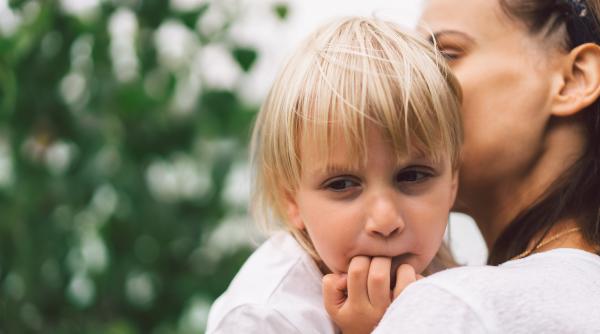 Conform experților, copiii care au o relație toxică cu mama lor manifestă aceste 5 tipare comportamentale care pot afecta grav stima de sine și relațiile personale