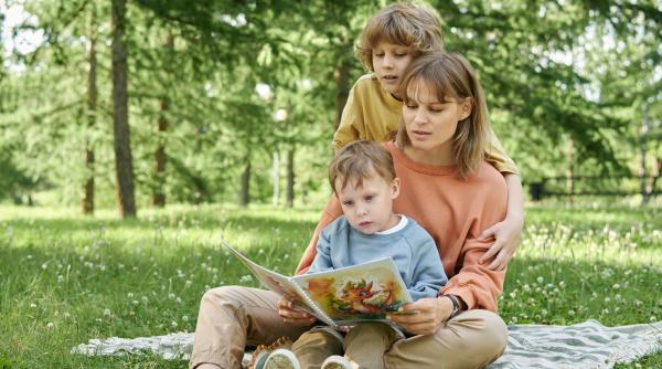 Creștem copii care citesc în era reels-urilor: Strategii inteligente pentru părinți ca să îi încurajeze pe cei mici să iubească lectura, chiar și în fața distragerilor digitale