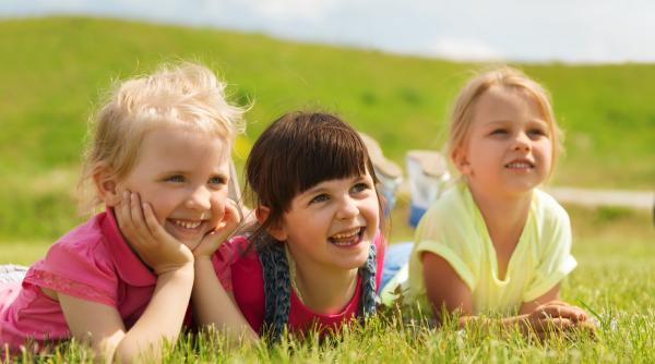 Țara în care copiii nu merg la școală până la 7 ani, nu au teme și totuși ajung printre cei mai inteligenți din lume. Secretul pe care părinții îl caută