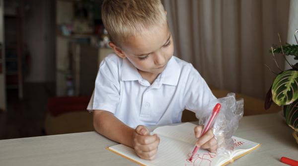 13 august, Ziua Internațională a Stângacilor: De la prejudecăți și teorii false despre viața lor, la avantajele neașteptate care îi fac unici