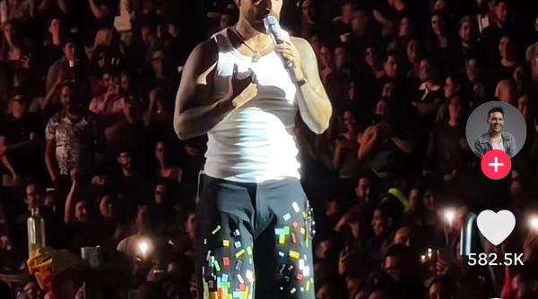 Maluma a întrerupt concertul pentru a certa o mamă: „Pe bune? Îl fluturi ca pe o jucărie! Bebelușul ăla nu vrea să fie aici, pe bune!"