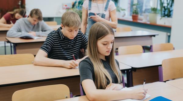 Revoluție în licee! Peste 1.500 de experți rescriu programele școlare din temelii. Daniel David promite schimbarea care ar putea salva o generație de la analfabetism funcțional