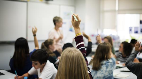 Burse sociale 2025–2026: Sprijin necondiționat doar pentru orfani și elevii cu probleme medicale. Ministerul Educației elimină ACESTE ajutoare