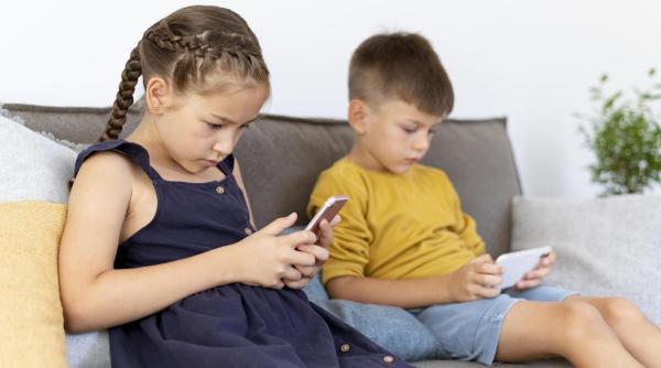 Excesul de timp petrecut pe rețele sociale și ecrane poate favoriza depresia la copii 
