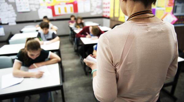 O profesoară, după zeci de ani de catedră, a părăsit sistemul care „rupe” copiii: „Îi pregătim să fie obedienți, nu inteligenți. Așa că i-am retras și pe ai mei”