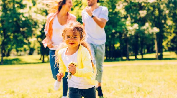 „Rolul unui părinte NU este să-și facă copilul fericit!” Celebru psiholog instruit la Ivy League, lecție prețioasă pentru toți părinții